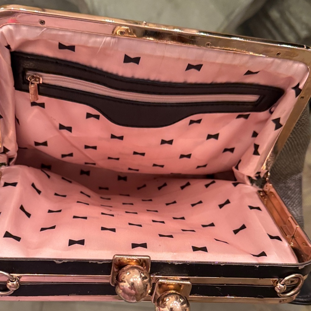 Chic Black Leather Satchel - Picture 4 of 8